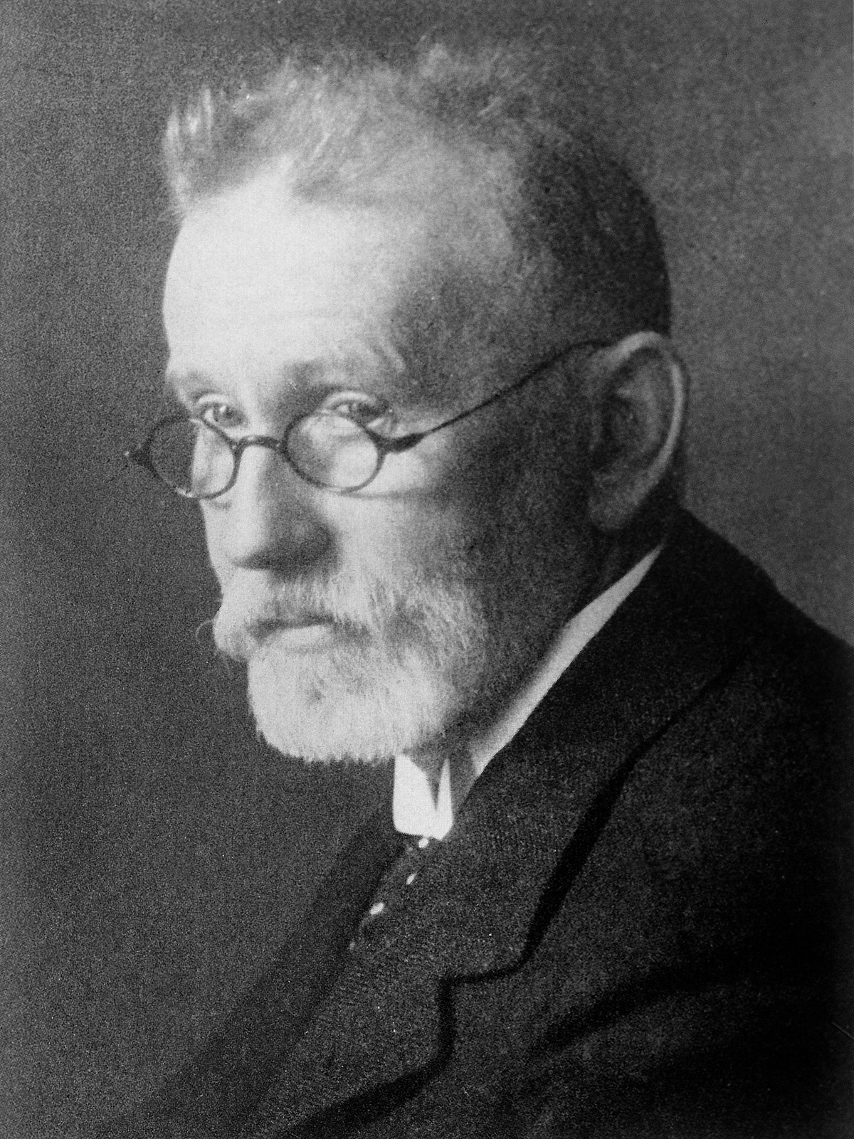 Black and white portrait of Paul Ehrlich, a German physician and scientist, depicted from the chest up, looking to the right with glasses and a beard.